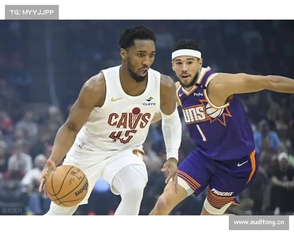 NBA“扣篮王”米切尔携家人现身 “路人王”赛场PK街球冠军 NBA“扣篮王”米切尔携家人现身 “路人王”赛场PK街球冠军